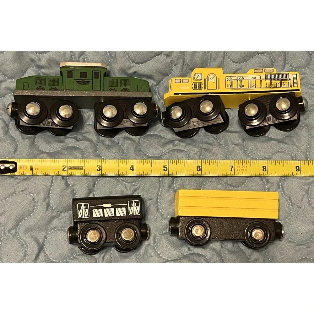 Maxim Magnetic Toy Trains Lot of 5 Pieces Train Engines And Cars And Track